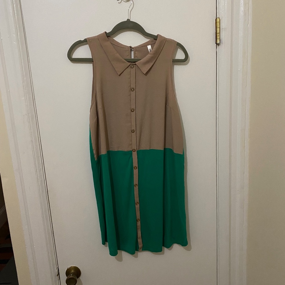 Color-block dress with collar and green buttons